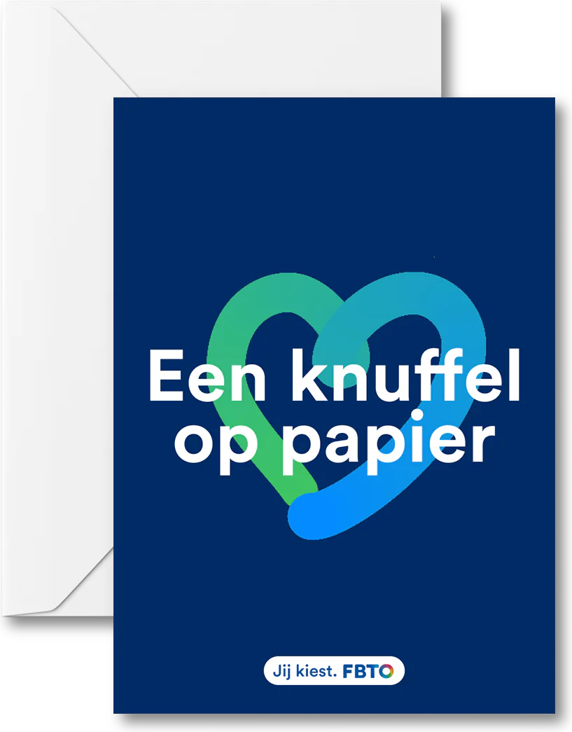Wenskaart met de tekst ‘Een knuffel op papier’ en een groenblauw hart, voor een witte envelop